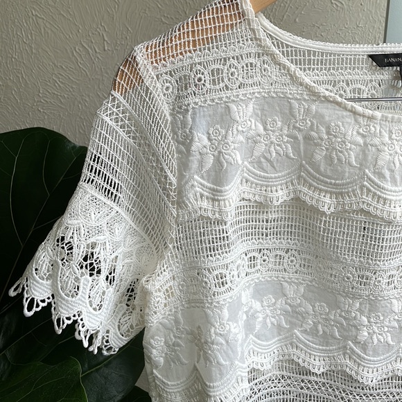 Banana Republic beautiful lace crochet top - Picture 3 of 9